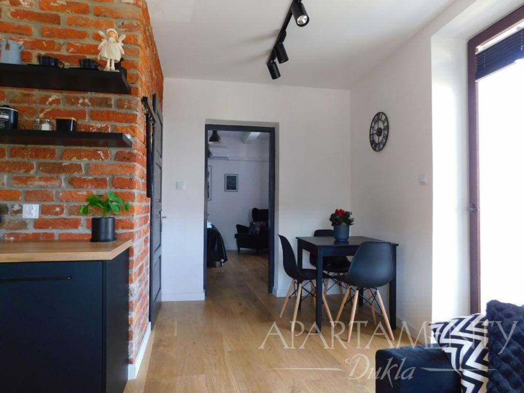 Apartamenty Dukla Bagian luar foto